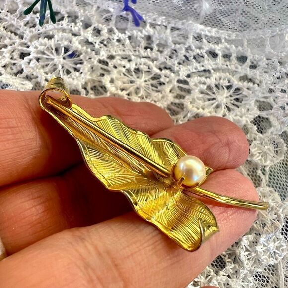 Vintage Midcentury Leaf Brooch with Prong Set Pearl - Picture 9 of 9